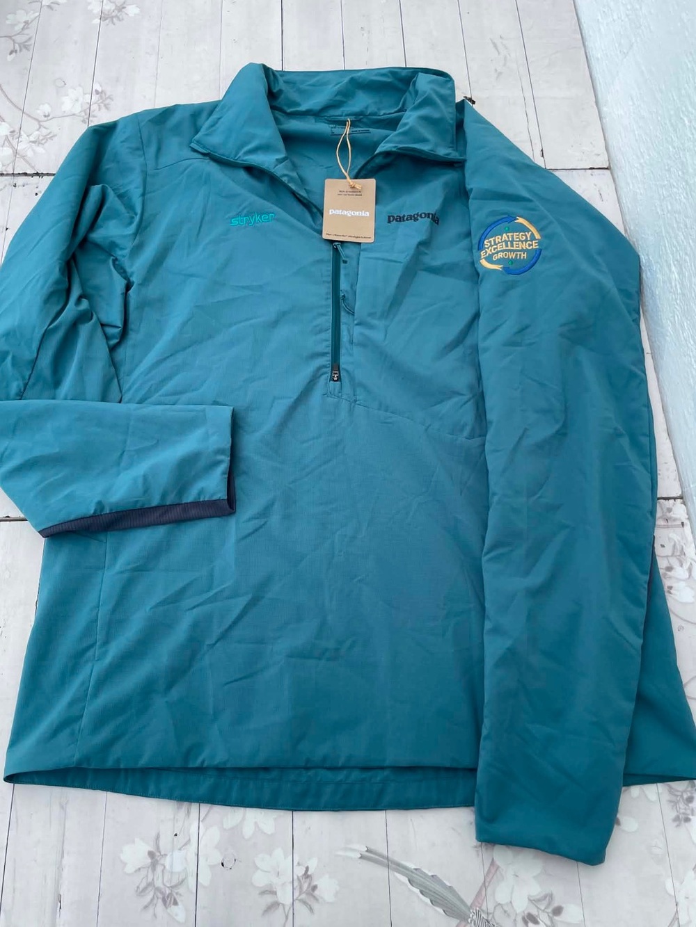 Patagonia Men's Teal Half-Zip Windbreaker with Sleeve Patch